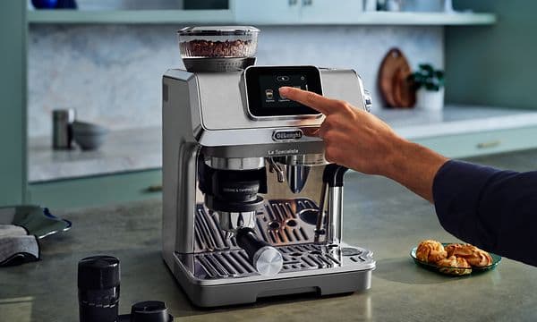 Person vælger en kaffedrik på touch-skærmen