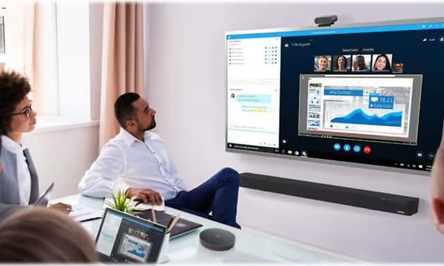 Lenovo 40CLTSCAM1 -kokouskamera käytössä palaverissa