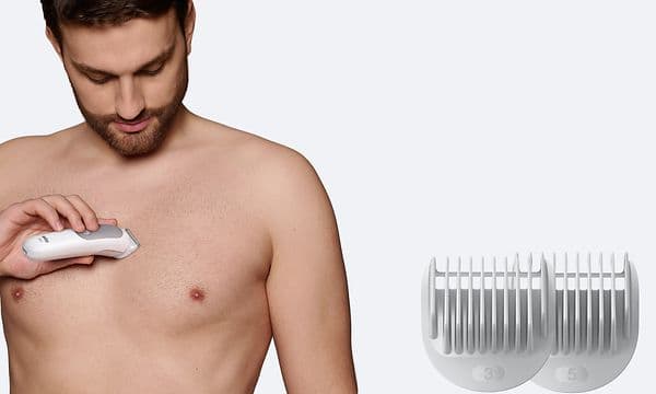 Mies käyttää vartalotrimmerin Body Combs -vartalokampaa