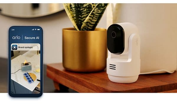 Arlo indendørs overvågningskamera og telefon med Arlo Secure AI