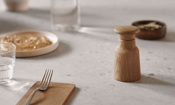 Terazzo-työtaso vaaleassa Epoq-keittiössä