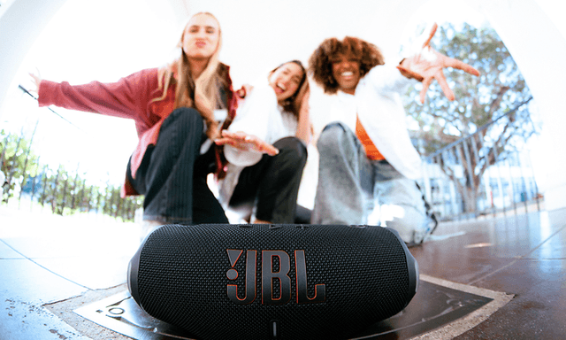 En gruppe venner med JBL-høyttalere