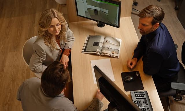 Epoq session_consultant_man_and_woman_seated_data