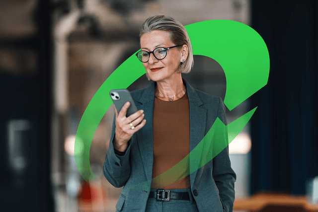 Nainen katselee puhelintaan ja hänen ympärillään kuvitus 3stepIT -logosta