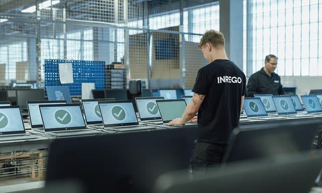Inrego-ansatte jobber på flere datamaskiner