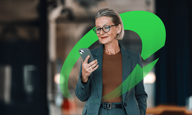 B2B – Finansiering – Kvinde kigger på sin telefon, og illustreret 3stepIT cirkulært logo