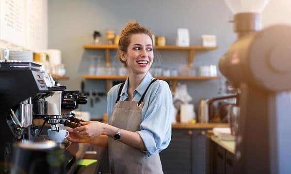Kvinde, der arbejder på en café