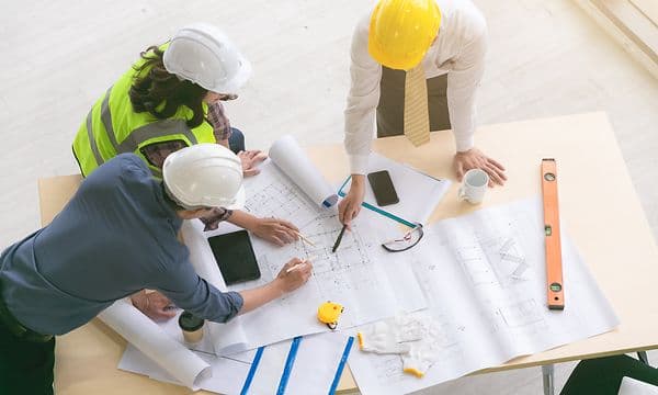 Ingeniører og entreprenør planlægger et stort byggeprojekt