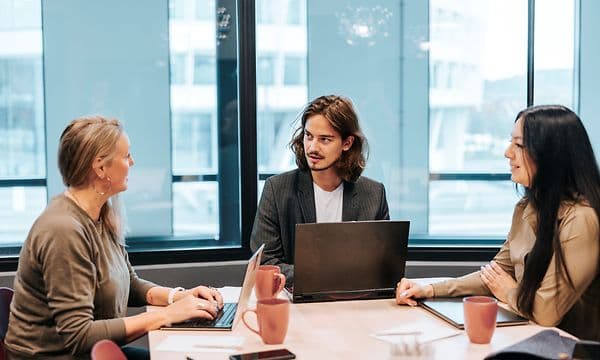 To kvinder og en mand i et møde