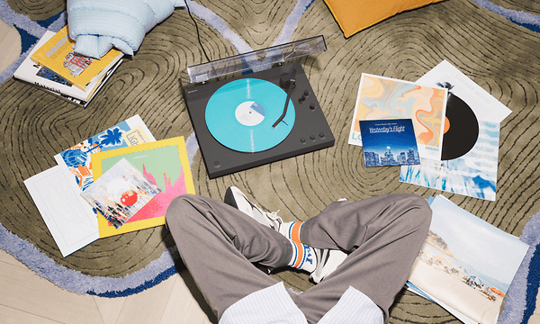 Sony LX3BT-pladespiller omgivet af vinyler
