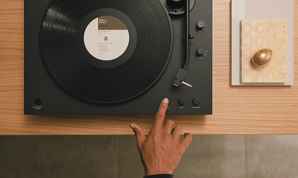 En person, der lægger en vinylplade på Sony LX5BT‑pladespilleren