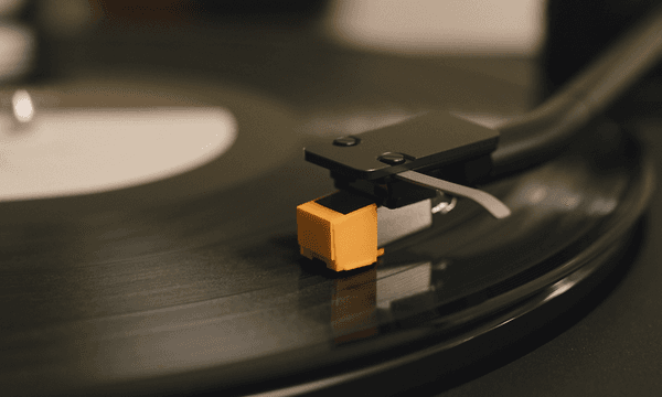 Nål på en vinylplade, der afspilles på Sony LX5BT‑pladespilleren
