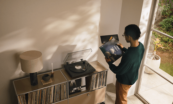 Person som sätter på en vinylskiva på Sony LX5BT-skivspelaren