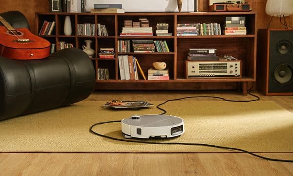 Roborock Saros 10 på et gulvtæppe i et værelse