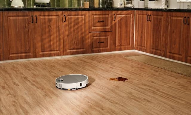 Roborock Saros 10 på vej mod en plet på køkkengulvet