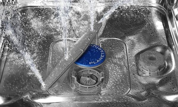 Sisäkuva Smeg-astianpesukoneen pesujärjestelmästä suihkuttamassa vettä