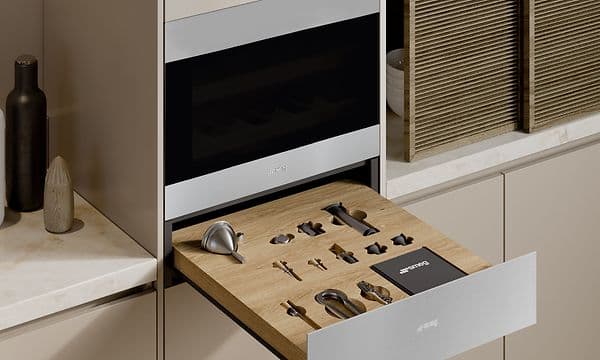 Tuotekuva Smeg-viinikaapin sommelier-laatikosta viinitarvikkeineen