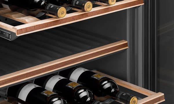 Kuva Smeg-viinikaapin liukuhyllyistä, joissa pullot istuvat paikallaan aaltomaisella pohjalla