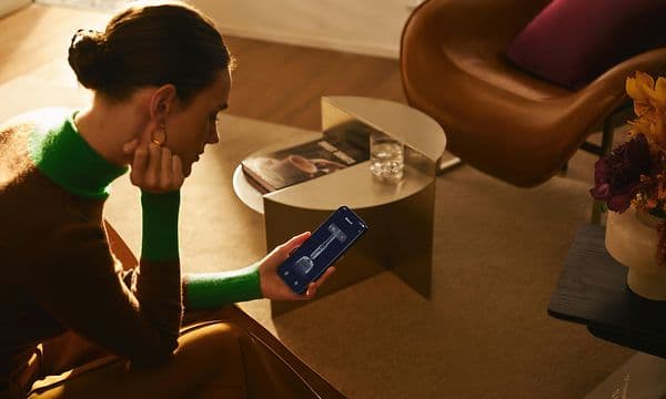 Kvinne ser på Roborocks mobilapp 