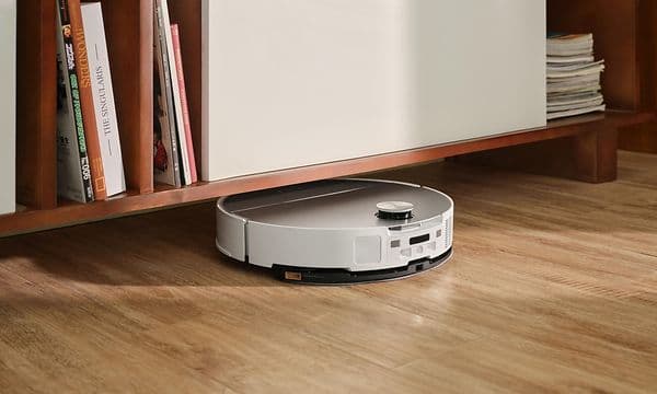 Roborock Saros 10 støvsuger under lav kommode