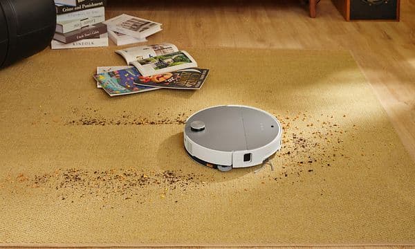 Robotstøvsuger fjerner smuler fra teppe