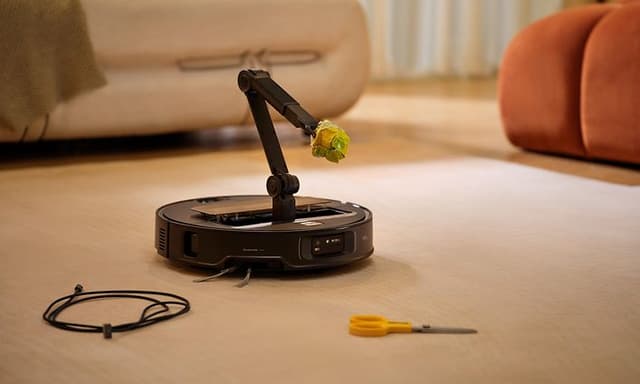 Roborock Saros Z70 plukker opp papiravfall fra gulvet med mekanisk arm