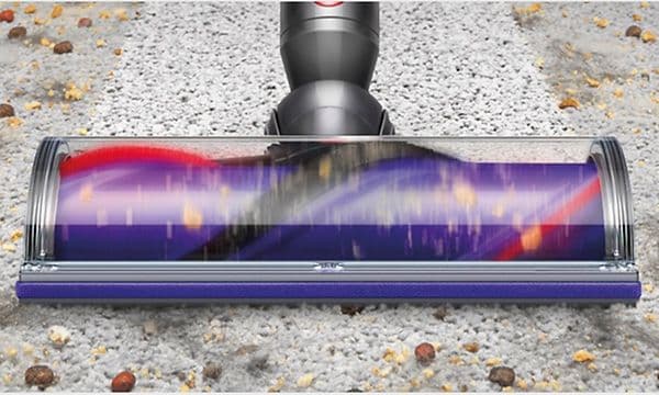 Dyson V10 Submarine-støvsuger fjerner effektivt hår og avfall fra teppe