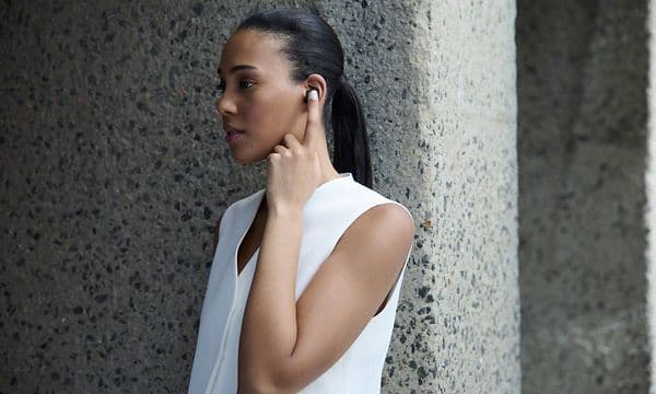 Kuvassa nainen ohjaa Sony WF-1000XM6 -vastamelukuulokkeitaan helpolla kosketusohjauksella