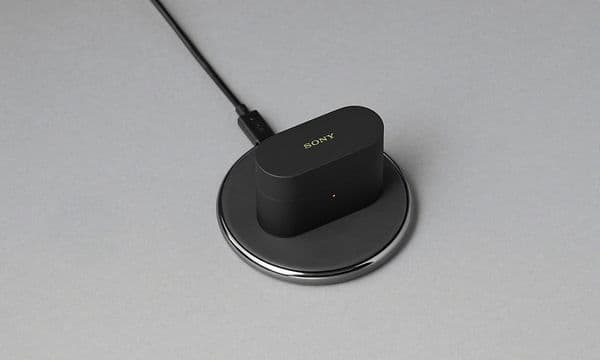 Sort etui og trådløs oplader