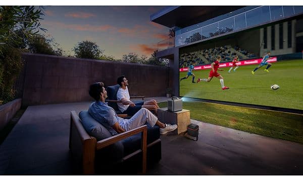 Nebula Cosmos 4K-Två män tittar på fotboll