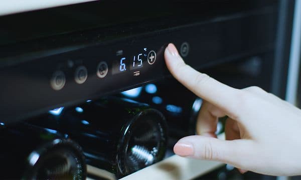 Temptech Frio Nordics - Hand justerar temperatur på vinkyl