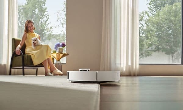 Robotstøvsuger kører fra gulv til tæppe
