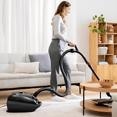 Dame støvsuger stue