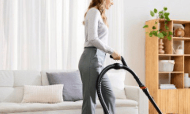 Dame støvsuger stue