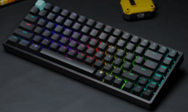 Keychron gaming-tastatur med farvede lys på et skrivebord