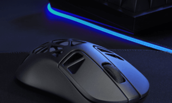 Svart Keychron gaming-mus med blått bakgrundsljus