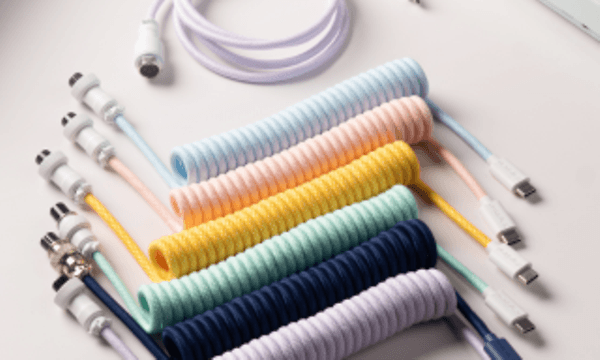 Kabler i flere farger samlet på skrivebord