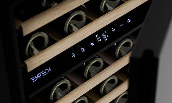 Temptech-viinikaappi ja sen ohjauspaneeli