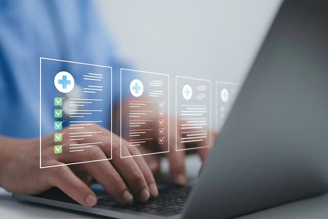 Medifroid - vårdpersonal skriver på en laptop