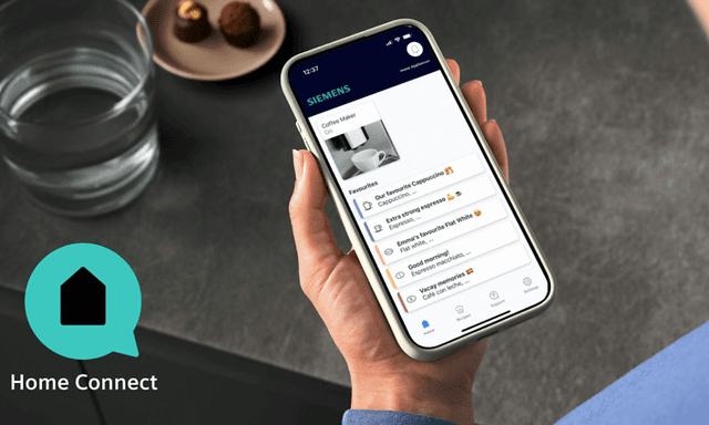 Smarttelefon tilkoblet Siemens espressomaskin gjennom HomeConnect-appen