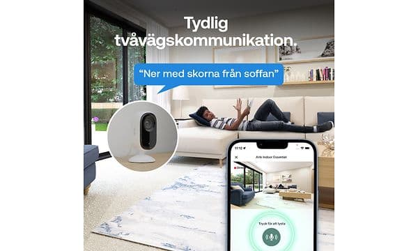 Tonårspojke ligger i soffan med skor och röstbubbla från övervakningskameran uppmanar honom att ta av skorna