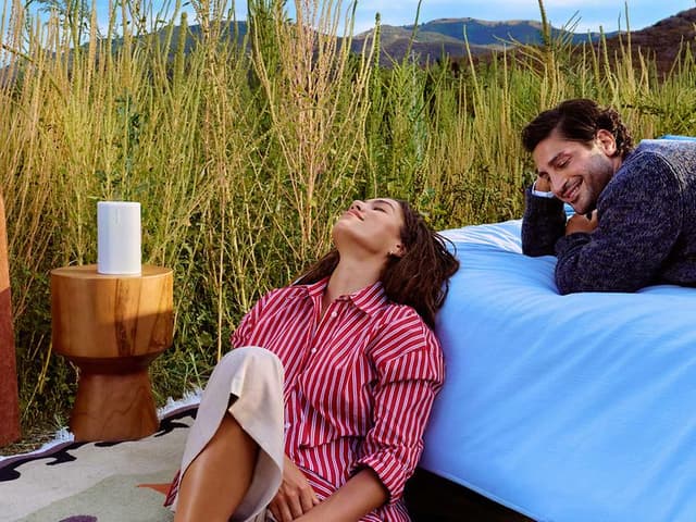 Sonos-white-play-speaker-next-woman-by-bed