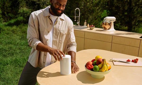 Sonos-white-play-speaker-outdoor-kitchen