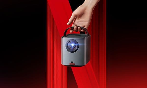 Nainen pitelee Mars 3 Air -projektoria kädessään