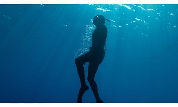Person dykker i havet