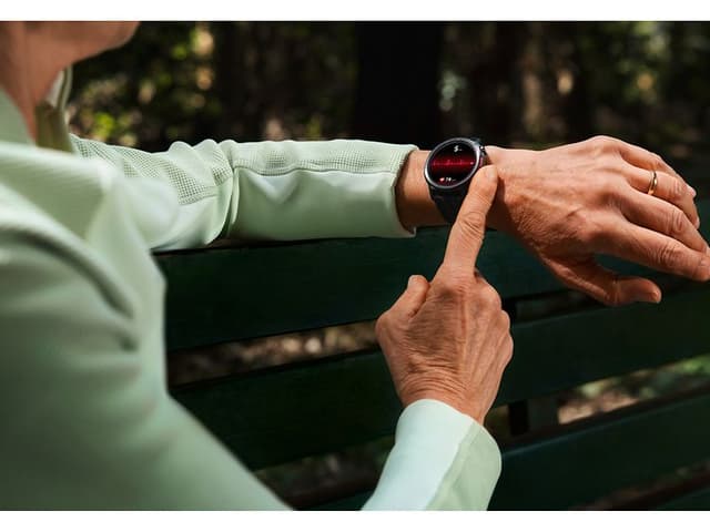 Person kigger på sit smart watch