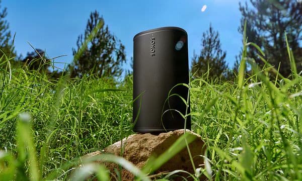 Sonos Play -kaiutin ulkona heinikossa aurinkoisella säällä