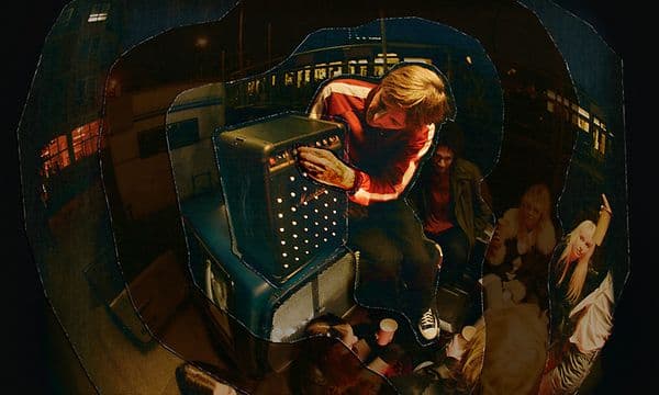 Person justerer innstillingene på sin Marshall Bromley 450-høyttaler