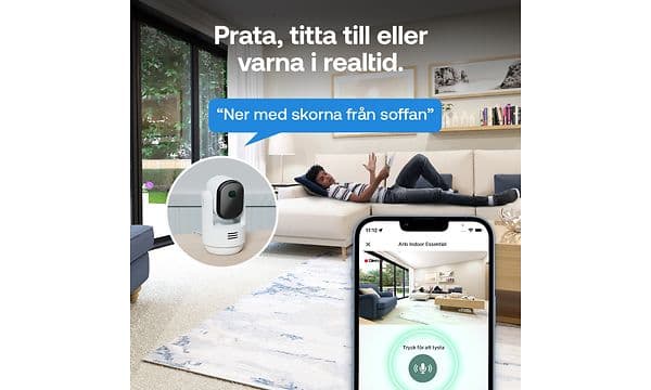 Pojke chillar i soffan när någon ropar "ner med skorna från soffan" genom kameran