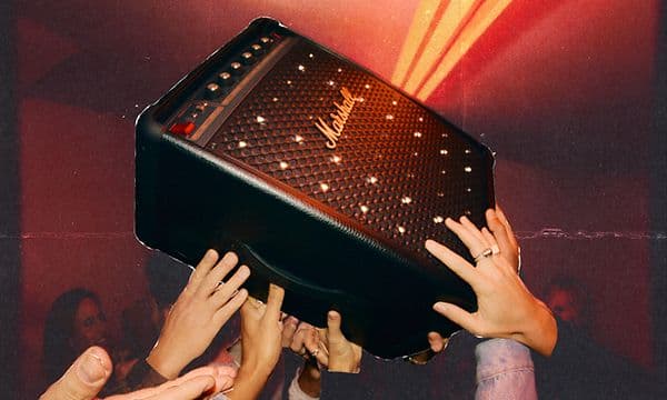 Joukko juhlijoita nostanut Marshall Bromley 450 -bilekaiuttimen ilmaan